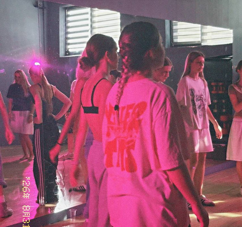 Female Dancehall: ученицы студии на неоновом свете